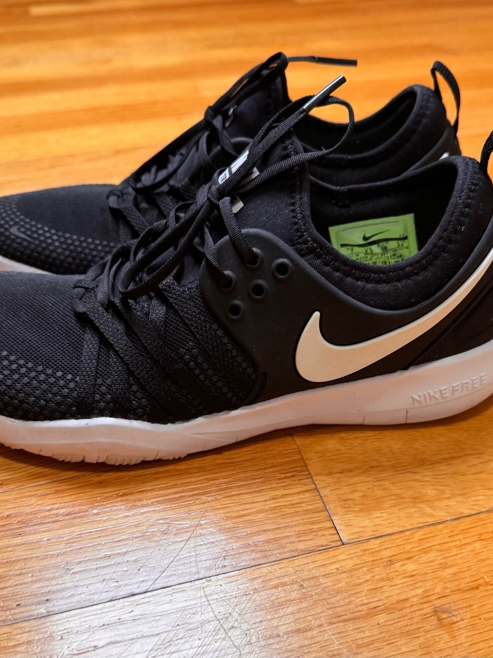 Nike Men's Black and White Lightweight Training Shoes